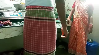 मालकिन ने खाना बनाने वाले नौकर को किचन में पटाकर चूत चुदाई कराई&excl; साफ हिन्दी आवाज में